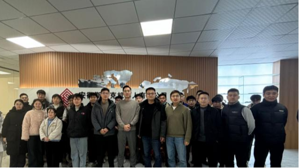 斯塔克機(jī)器人給您拜年啦