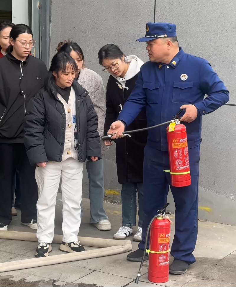 斯塔克機器人開展消防安全演習-消防器材使用